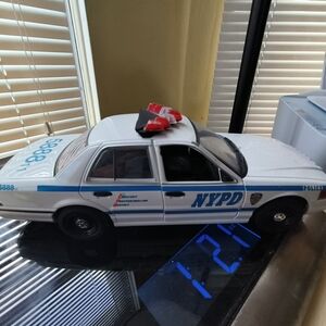Diecast 1/24 Scale 2007 Police Toy Car with Lights